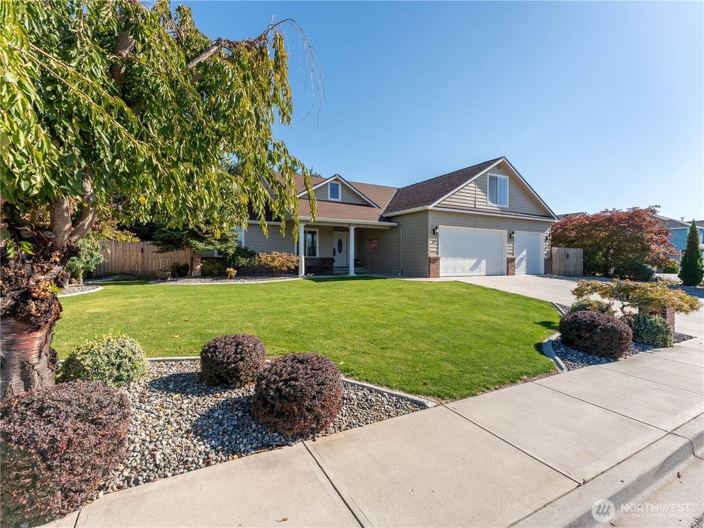 Photo of 39 S Mandolin Avenue, East Wenatchee, WA 98802 (MLS # 2446691)