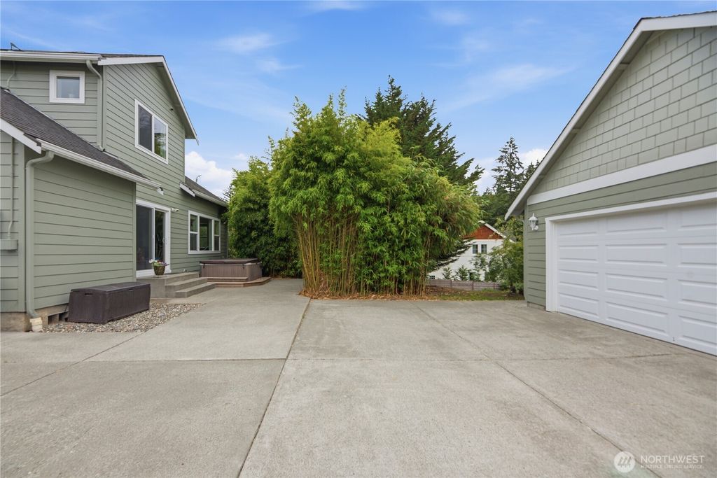 Photo of 2484 Soundview Drive NE, Bainbridge Island, WA 98110 (MLS # 2537233)