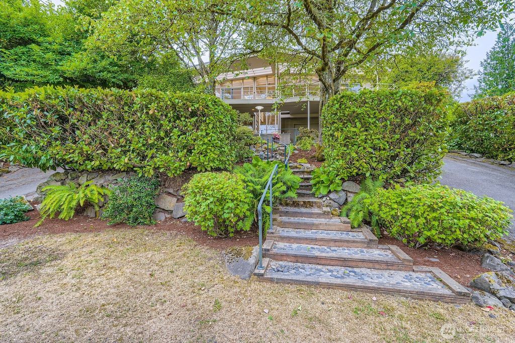 Photo of 9401 45th Avenue NE, Seattle, WA 98115 (MLS # 2406288)