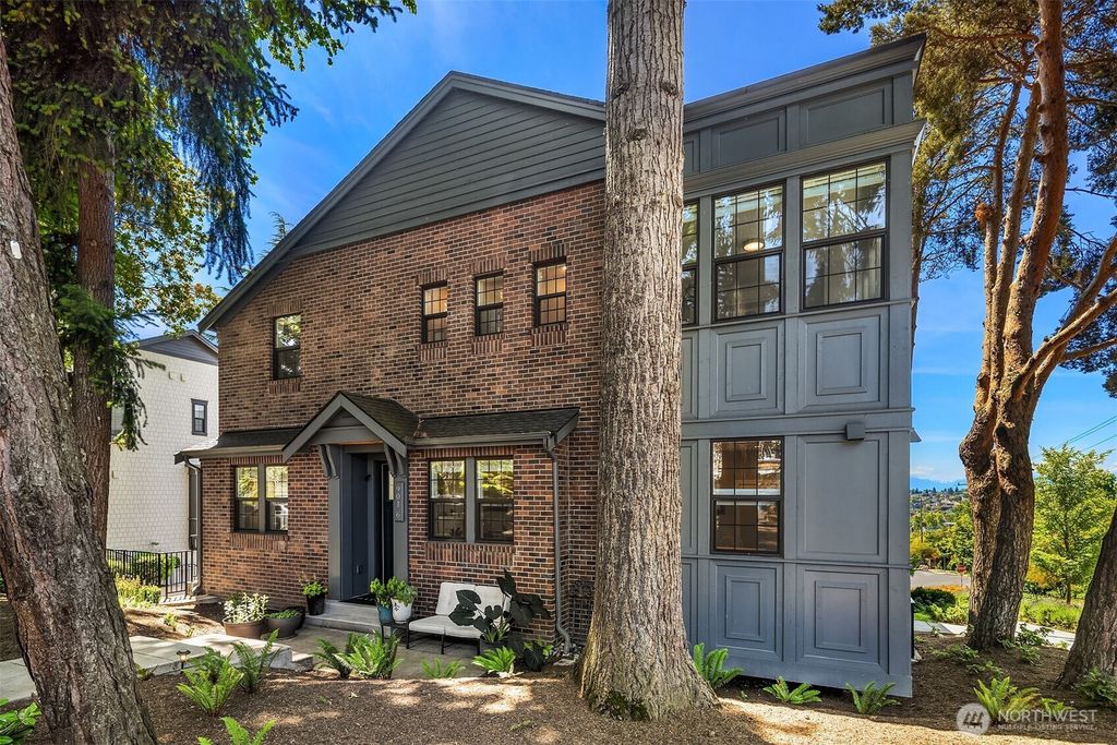 Photo of 901 W McGraw St #6, Seattle, WA 98119 (MLS # 2487952)