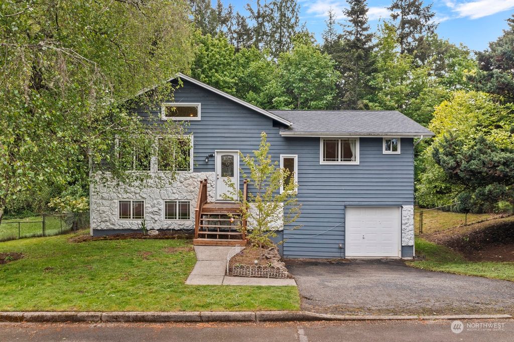 Photo of 20626 NE 76th Place, Redmond, WA 98053 (MLS # 2233714)