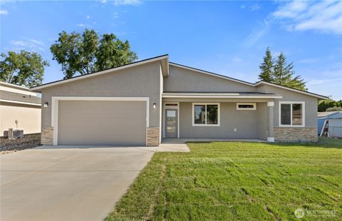 Photo of 605 Dorsing Street, Moses Lake, WA 98837 (MLS # 2448255)