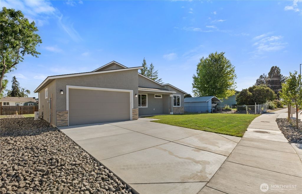 Photo of 605 Dorsing Street, Moses Lake, WA 98837 (MLS # 2448255)