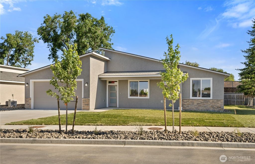 Photo of 605 Dorsing Street, Moses Lake, WA 98837 (MLS # 2448255)