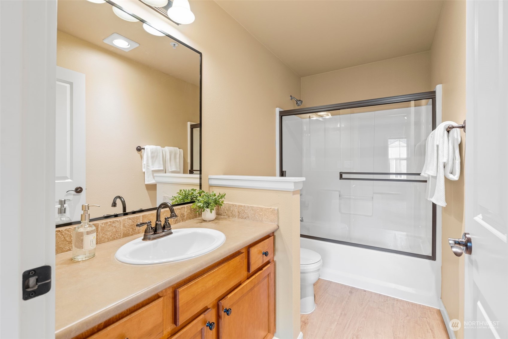 Bellingham, Washington 98225, United States, 2 Bedrooms Bedrooms, ,2 BathroomsBathrooms,Residential,Pending,10631