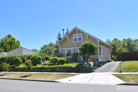 Photo of 673 SW Chehalis Avenue, Chehalis, WA 98532 (MLS # 2544411)