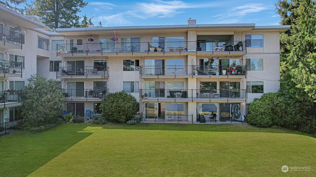 Photo of 322 N 134th Street #102, Seattle, WA 98133 (MLS # 2275166)