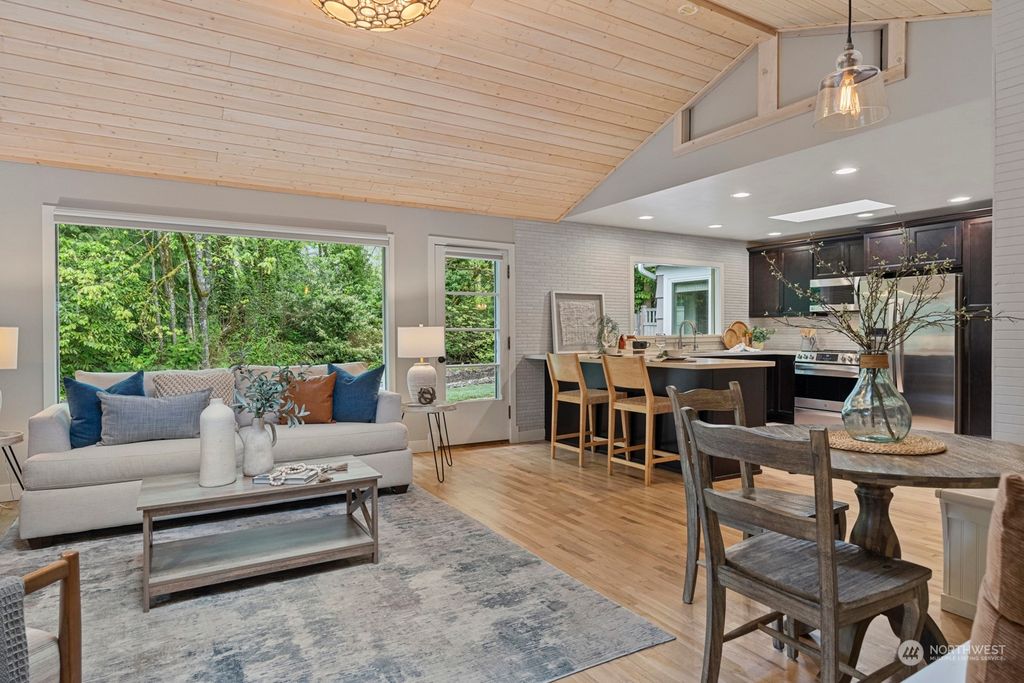 Photo of 550 NE Alder Street, Issaquah, WA 98027 (MLS # 2229282)