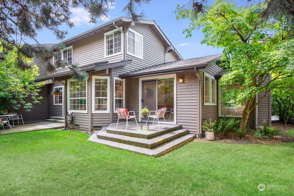 Photo of 6624 113th Place SE, Bellevue, WA 98006 (MLS # 2272790)