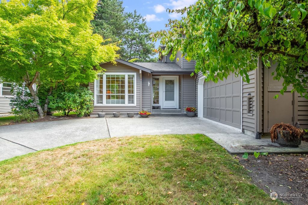 Photo of 6624 113th Place SE, Bellevue, WA 98006 (MLS # 2272790)
