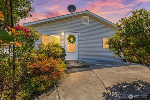 Photo of 1321 9th Street ST, Wenatchee, WA 98801 (MLS # 2543862)