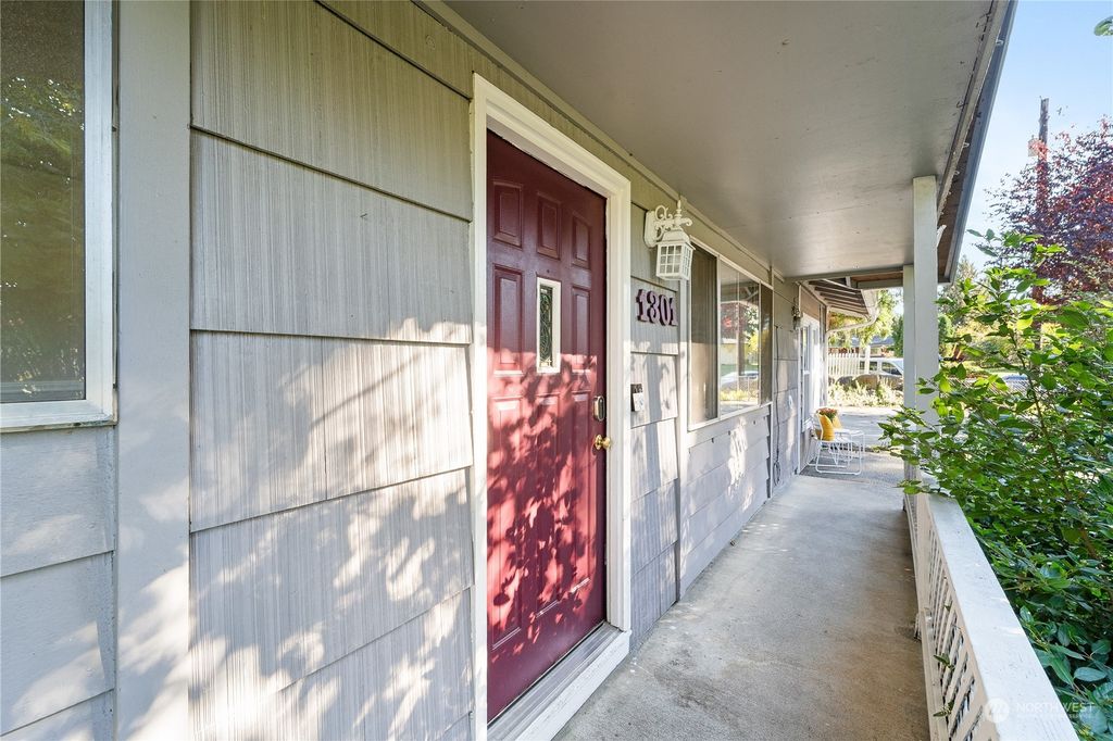 Photo of 1301 212th Place SW, Lynnwood, WA 98036 (MLS # 2168613)