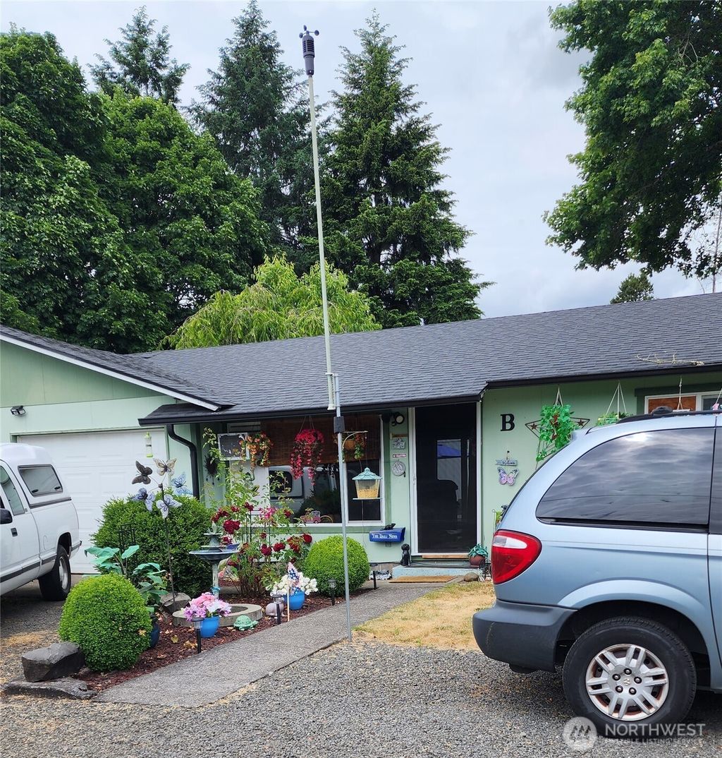 Photo of 751 6th Avenue SW, Castle Rock, WA 98611 (MLS # 2456578)