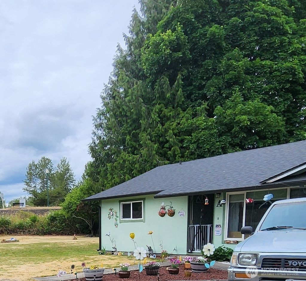 Photo of 751 6th Avenue SW, Castle Rock, WA 98611 (MLS # 2456578)