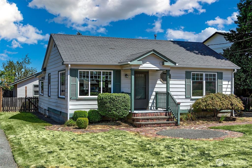 Photo of 16024 10th Avenue SW, Burien, WA 98166 (MLS # 2402199)