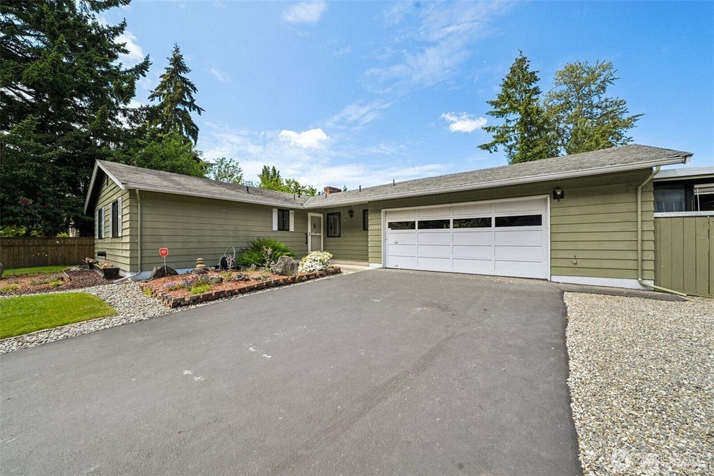 Photo of 32305 10th Place S Pl, Federal Way, WA 98003 (MLS # 2538846)