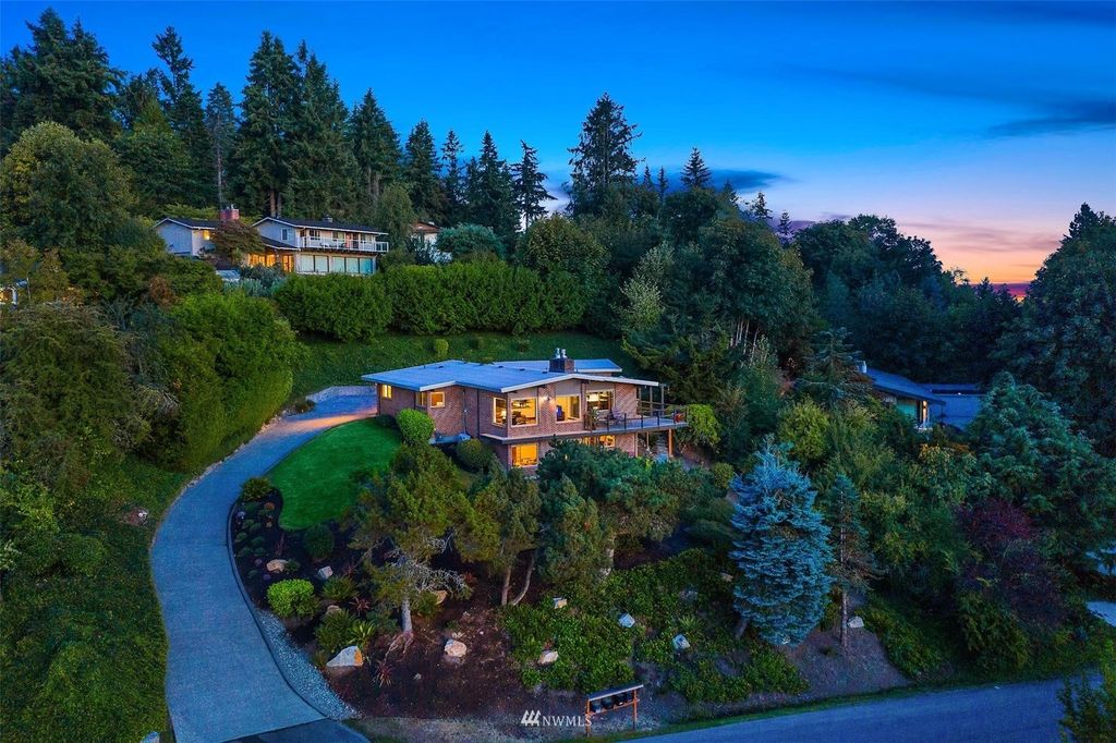Photo of 15121 SE 53rd Place, Bellevue, WA 98006 (MLS # 1963305)