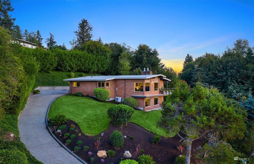 Photo of 15121 SE 53rd Place, Bellevue, WA 98006 (MLS # 1963305)