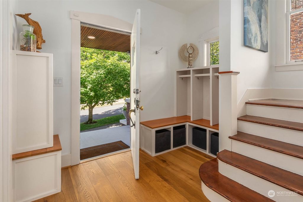 Photo of 425 W Howe Street, Seattle, WA 98119 (MLS # 2077969)