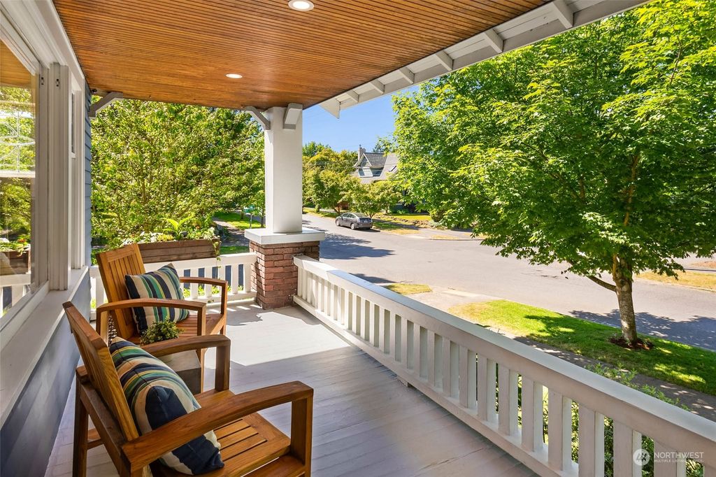 Photo of 425 W Howe Street, Seattle, WA 98119 (MLS # 2077969)