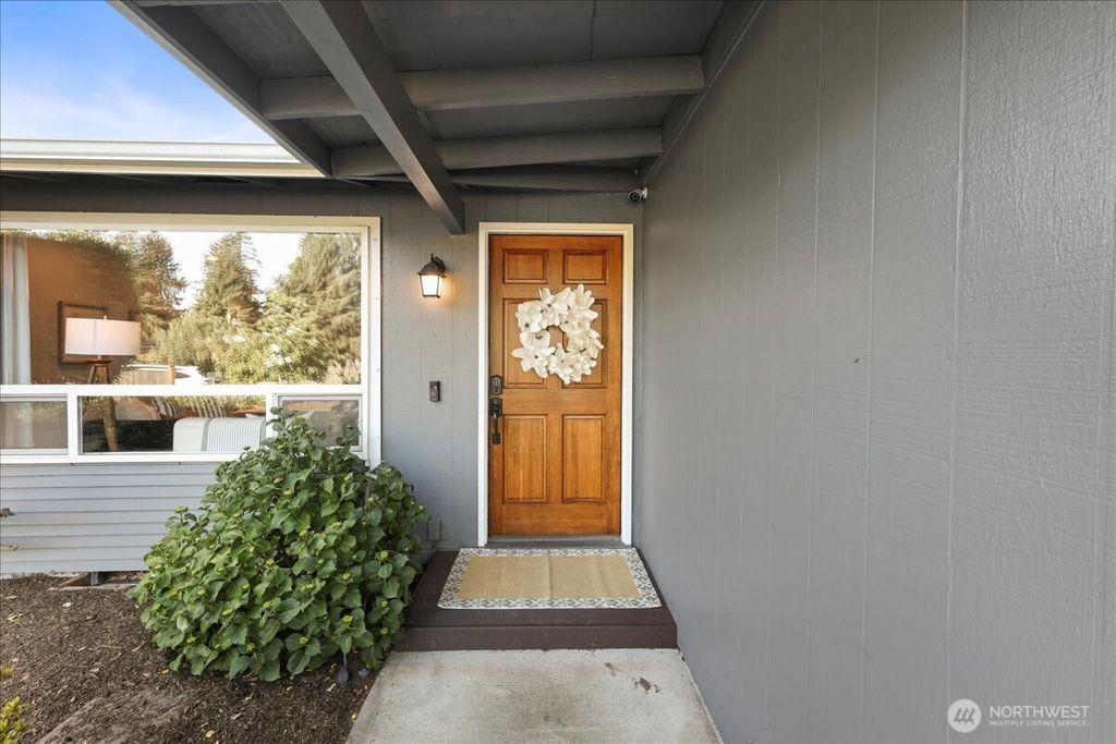 Photo of 14305 141st Court SE, Renton, WA 98059 (MLS # 2384272)
