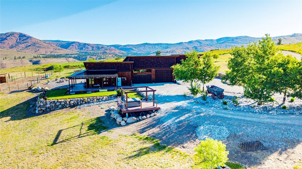 Photo of 74 Sawtooth Vista Road, Pateros, WA 98846 (MLS # 2528883)