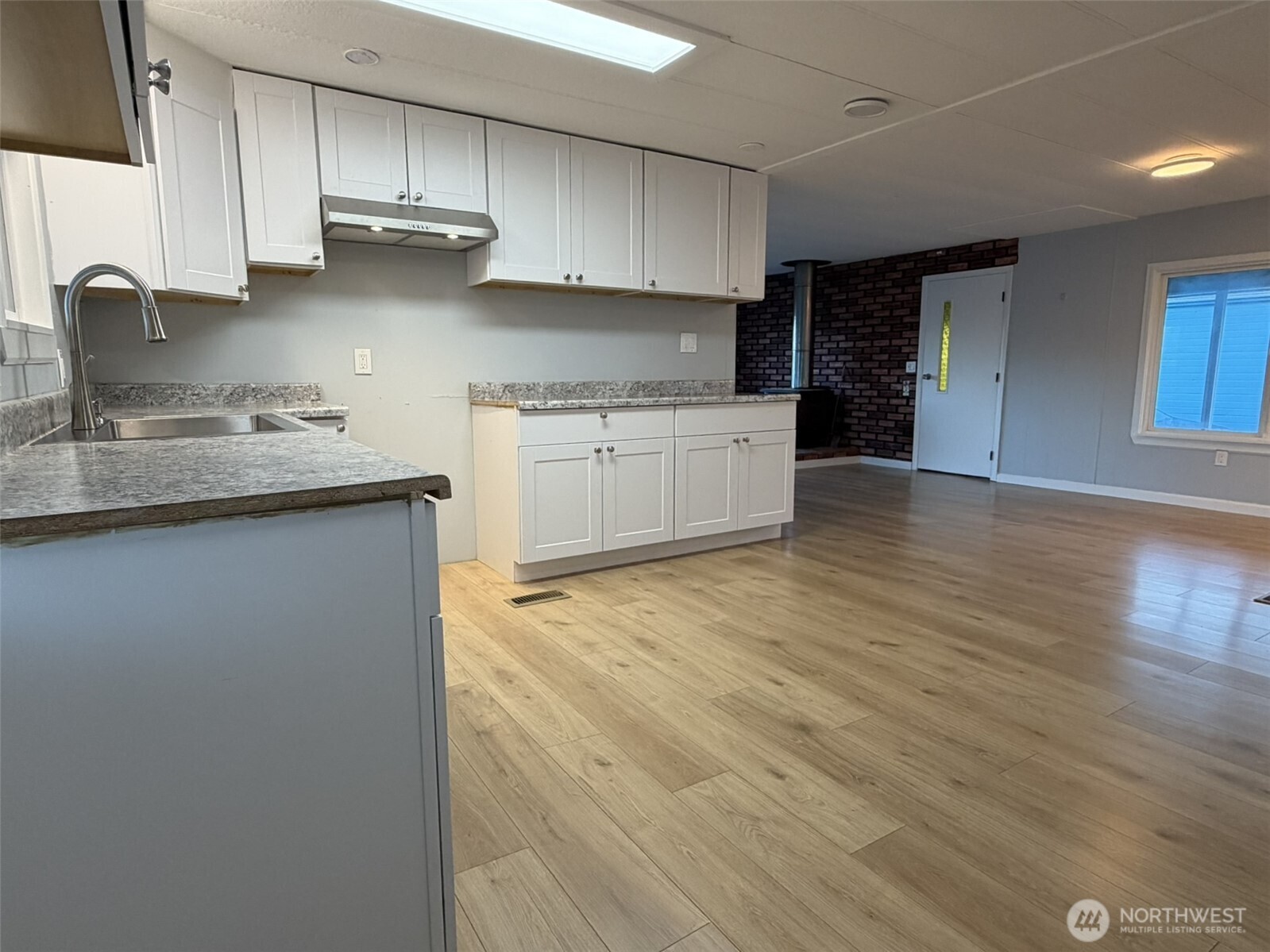 2000 Broadway Avenue 16