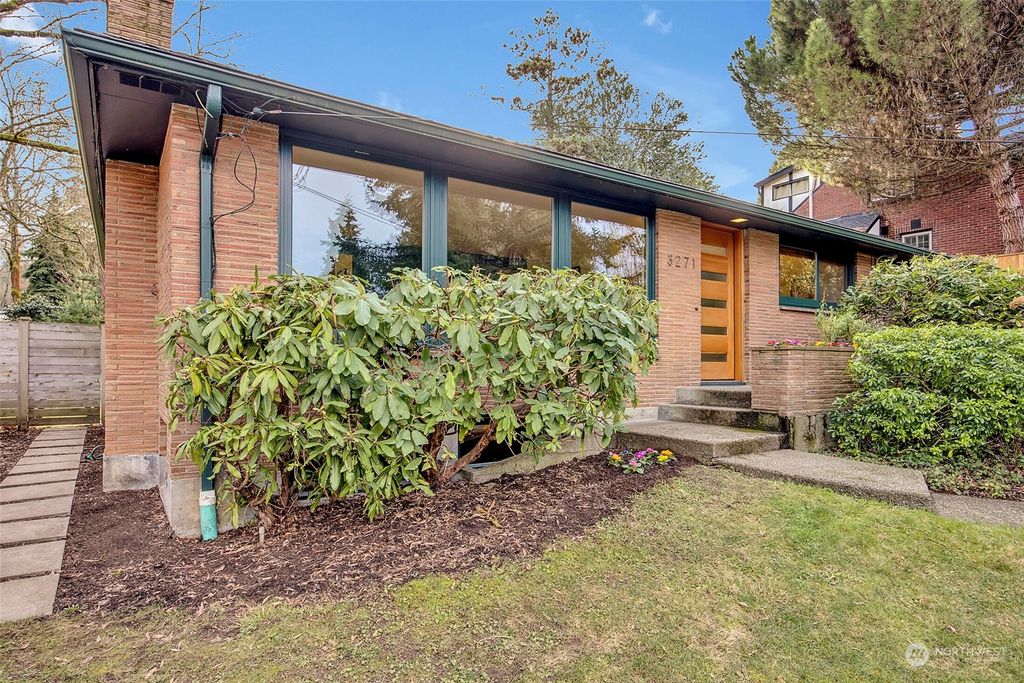 Photo of 3271 NE 105th Street, Seattle, WA 98125 (MLS # 2033121)