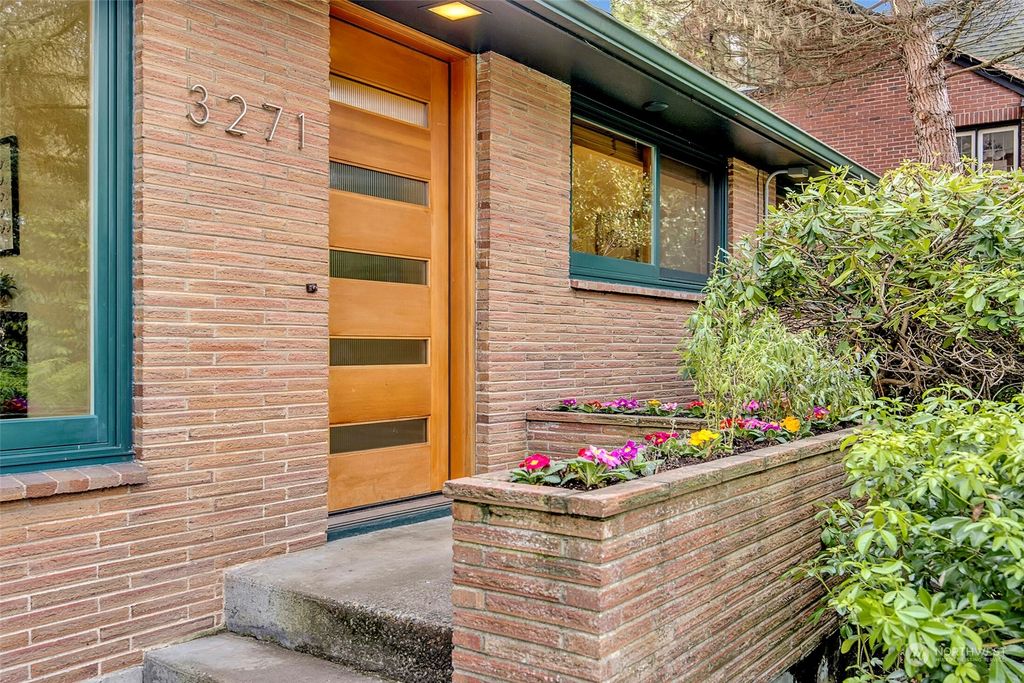 Photo of 3271 NE 105th Street, Seattle, WA 98125 (MLS # 2033121)