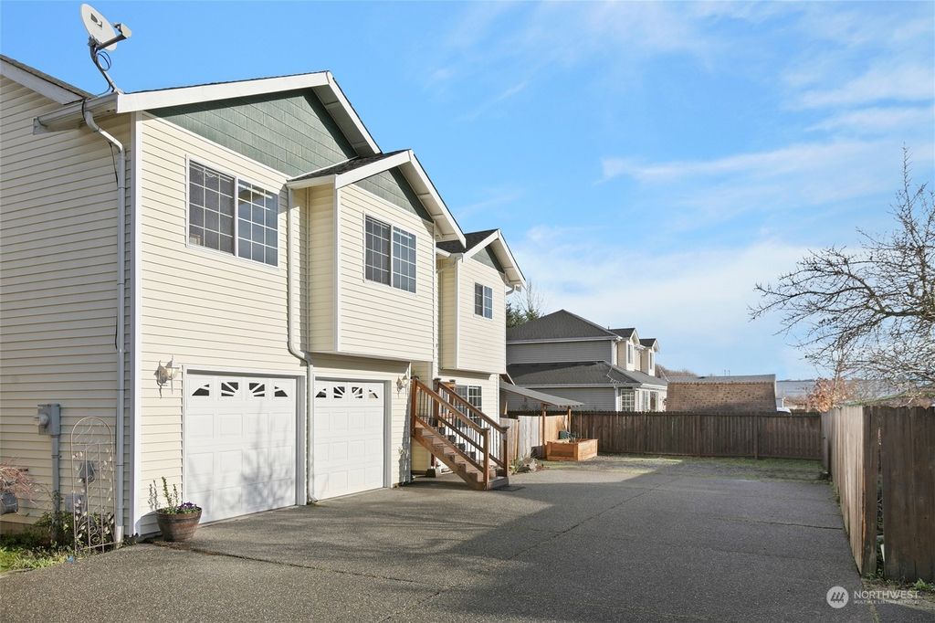 Photo of 321 5th Avenue N, Algona, WA 98001 (MLS # 2027421)