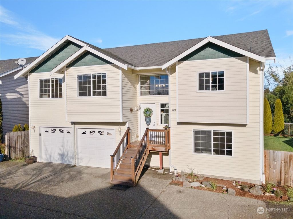 Photo of 321 5th Avenue N, Algona, WA 98001 (MLS # 2027421)