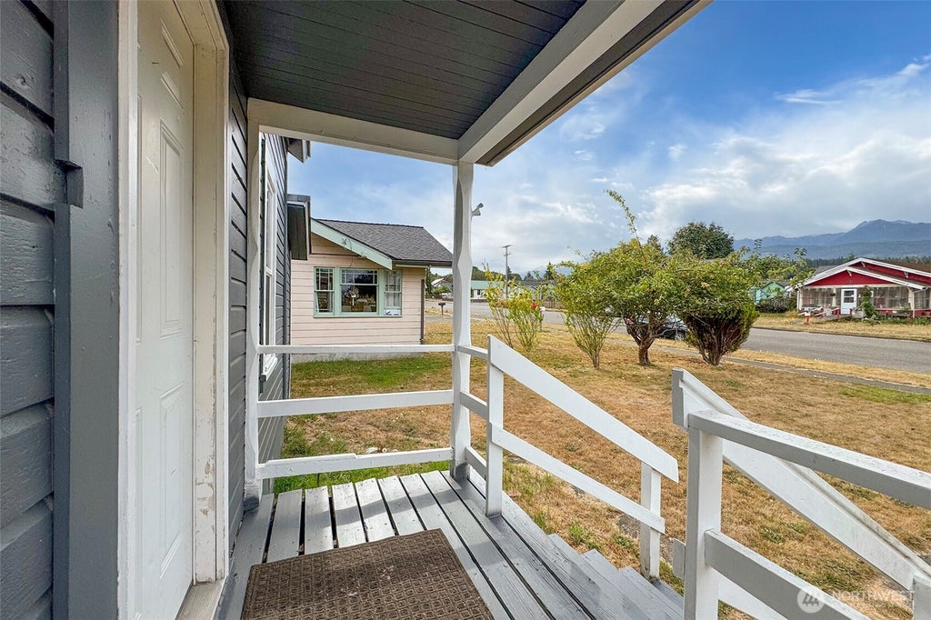 Photo of 421 E 6th Street, Port Angeles, WA 98362 (MLS # 2575596)