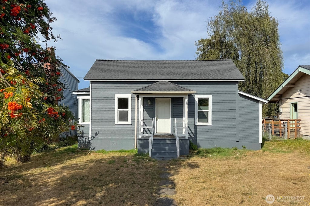 Photo of 421 E 6th Street, Port Angeles, WA 98362 (MLS # 2575596)