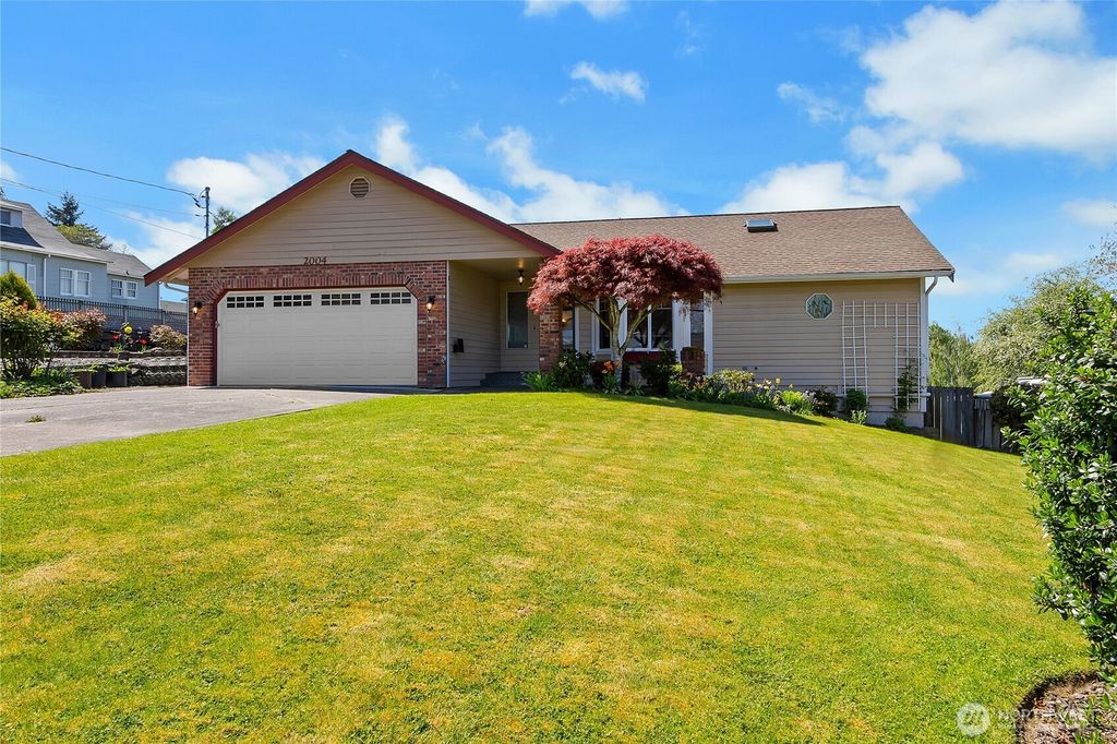 Photo of 2004 7th Street SW, Puyallup, WA 98371 (MLS # 2516070)