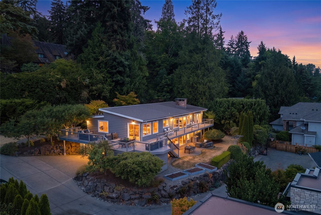 Photo of 6924 96th Avenue SE, Mercer Island, WA 98040 (MLS # 2577031)