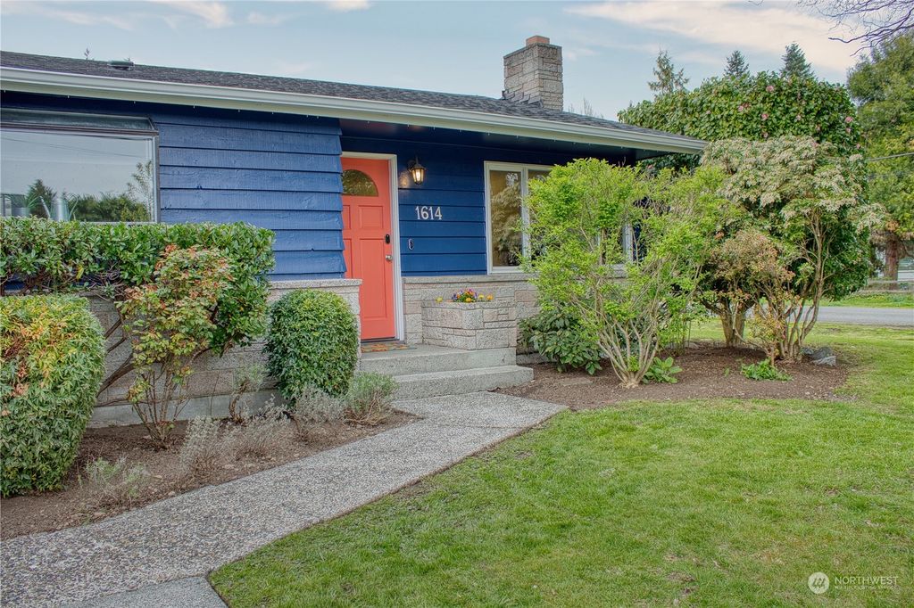 Photo of 1614 NE 137th Street, Seattle, WA 98125 (MLS # 2223627)