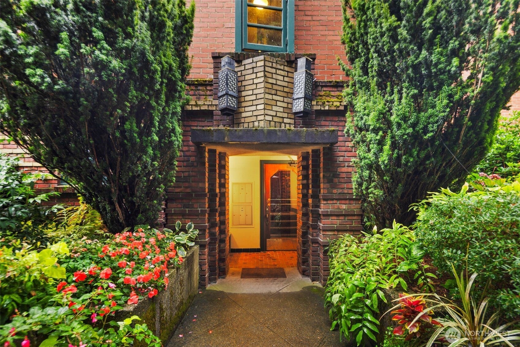 2717 Franklin Avenue E 102