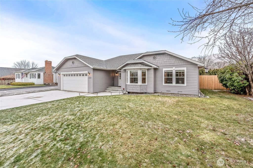 Photo of 1503 Castlerock Avenue, Wenatchee, WA 98801 (MLS # 2464436)