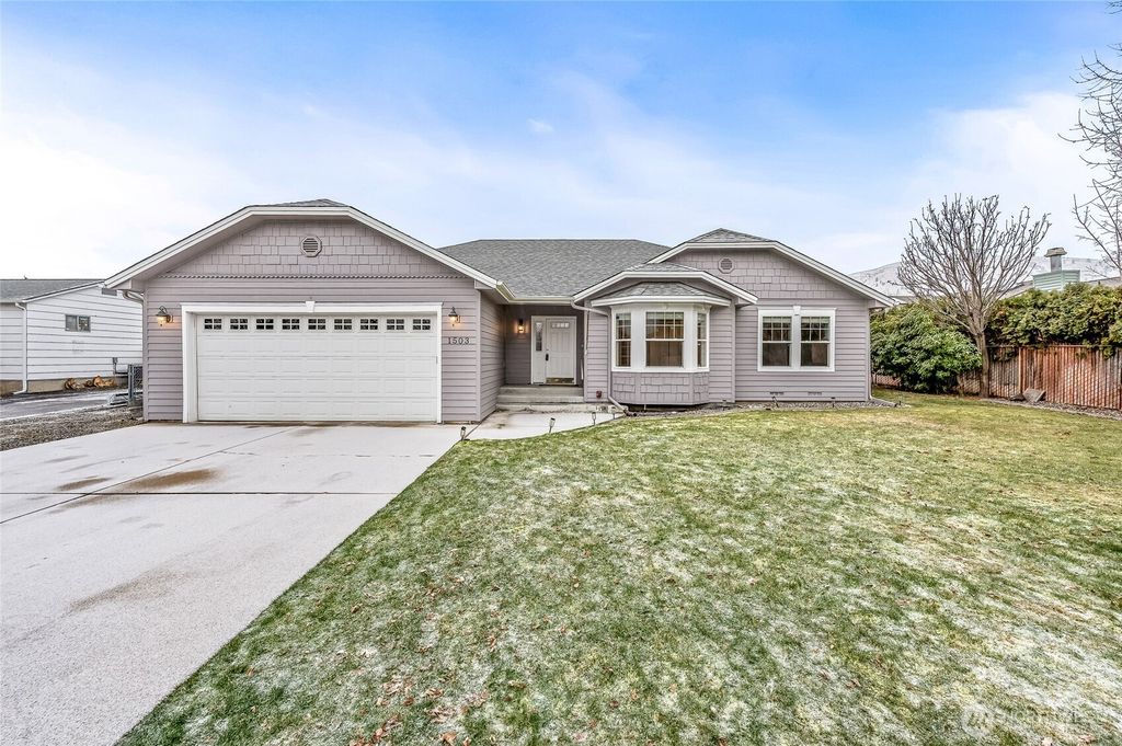 Photo of 1503 Castlerock Avenue, Wenatchee, WA 98801 (MLS # 2464436)