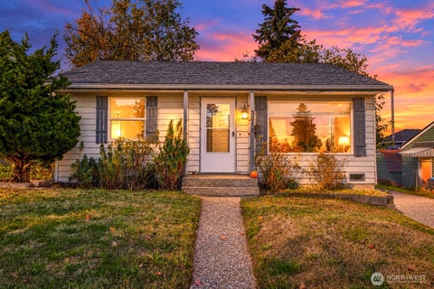 Photo of 3016 SW Roxbury Street, Seattle, WA 98126 (MLS # 2593770)
