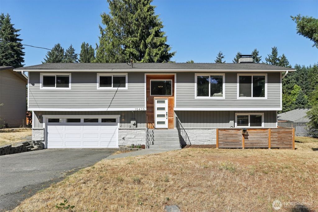 Photo of 10439 SE 194th Place, Renton, WA 98055 (MLS # 2433157)
