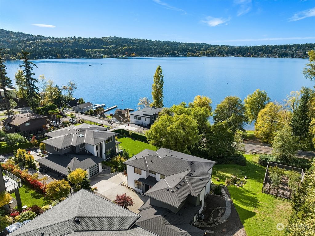 Photo of 2637 E Lake Sammamish Pkwy Pkwy SE, Sammamish, WA 98075 (MLS # 2173644)