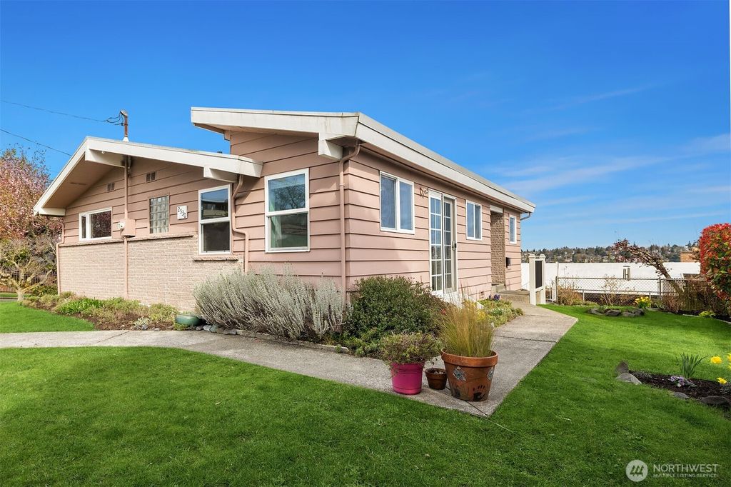 Photo of 2530 26th Avenue W, Seattle, WA 98199 (MLS # 2484354)