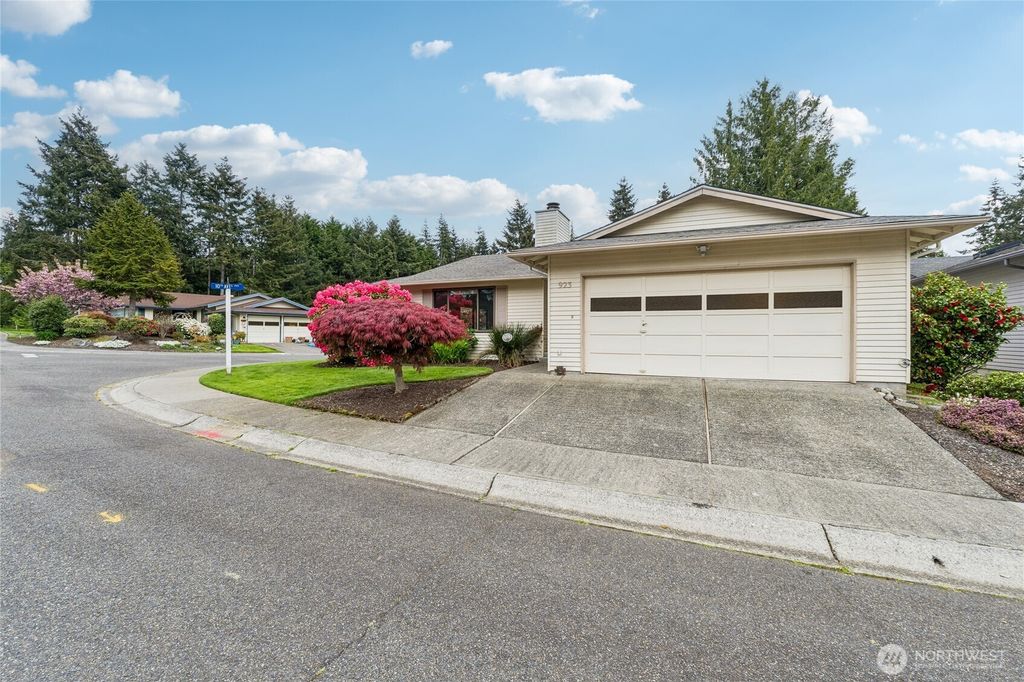 Photo of 923 S 244th Place, Des Moines, WA 98198 (MLS # 2516125)