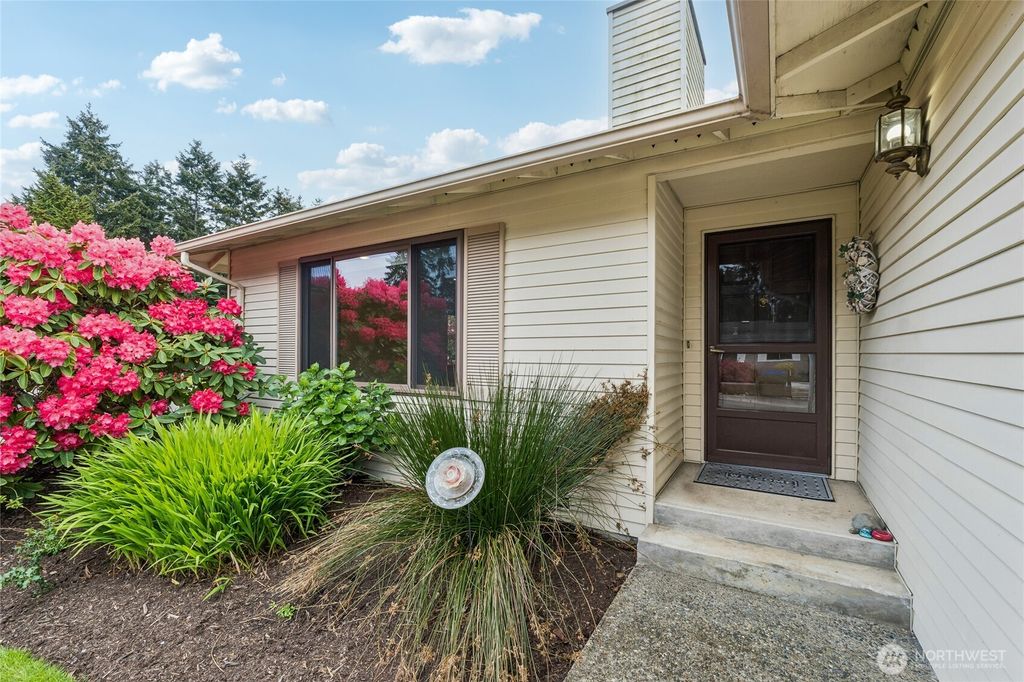 Photo of 923 S 244th Place, Des Moines, WA 98198 (MLS # 2516125)