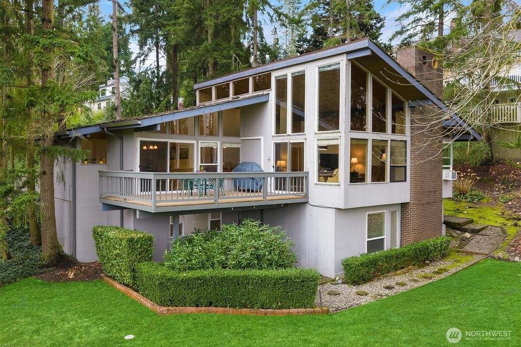 Photo of 1280 80th Place NE, Medina, WA 98039 (MLS # 2494976)