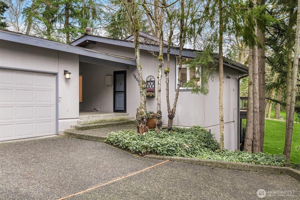 Photo of 1280 80th Place NE, Medina, WA 98039 (MLS # 2494976)