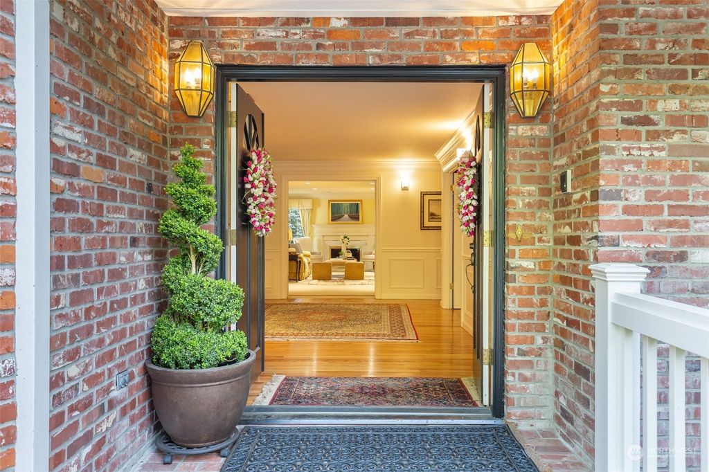 Photo of 11901 NE 36th Place, Bellevue, WA 98005 (MLS # 2218631)