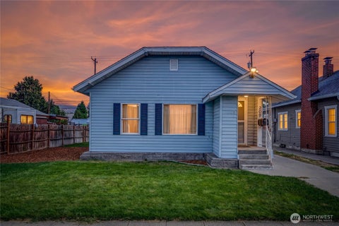 Photo of 209 Fuller Street, Wenatchee, WA 98801 (MLS # 2564359)