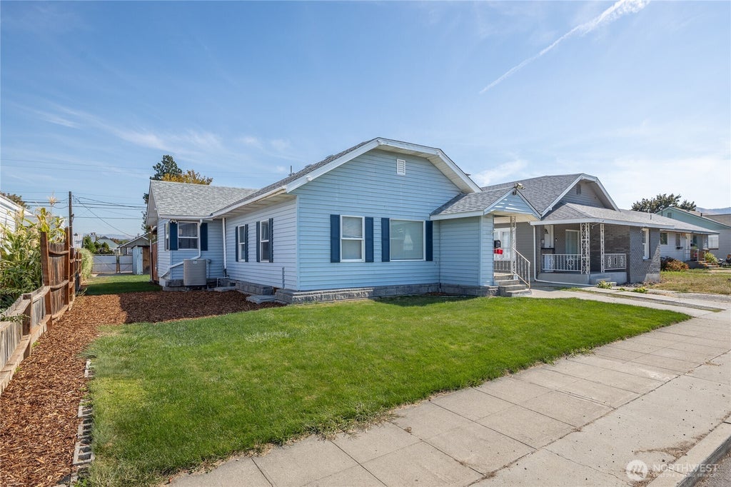Photo of 209 Fuller Street, Wenatchee, WA 98801 (MLS # 2564359)